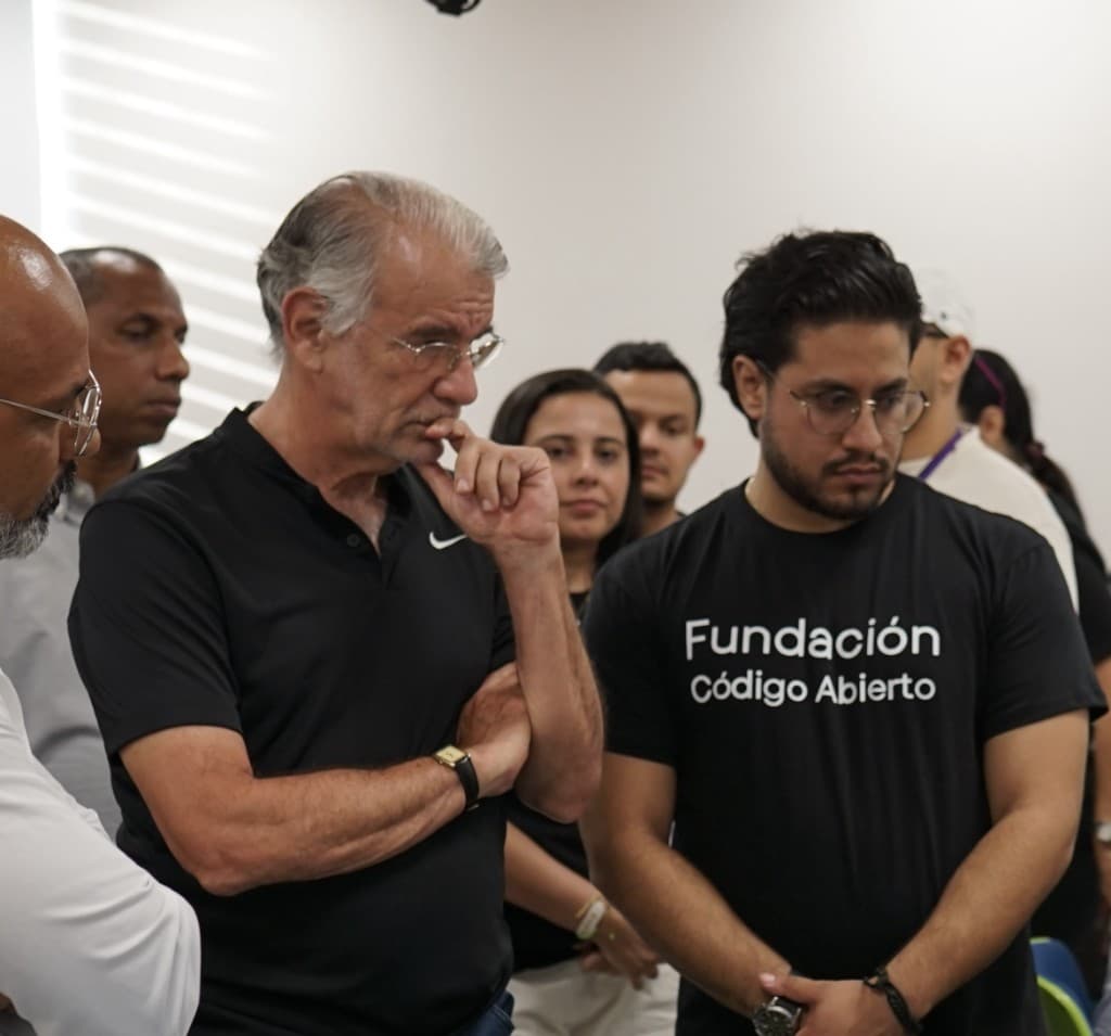 Anuar Harb en una reunión de trabajo con la camiseta de Fundación Código Abierto.