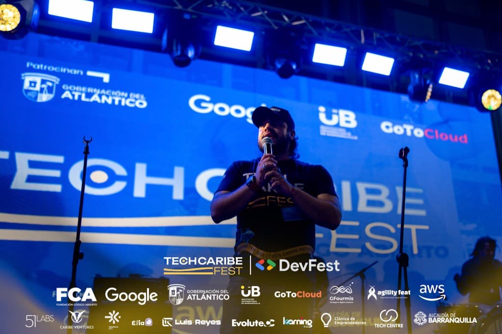 Anuar Harb en el escenario del hackatón Barranqui-IA.